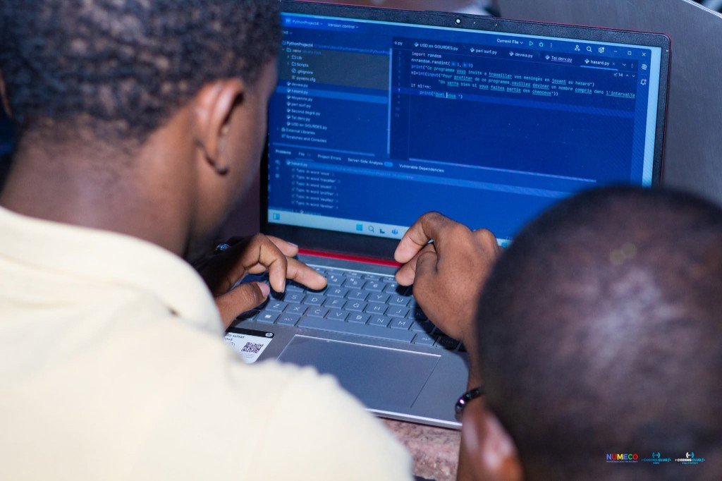 Élève en train de coder sur un ordinateur portable pendant NUMECO