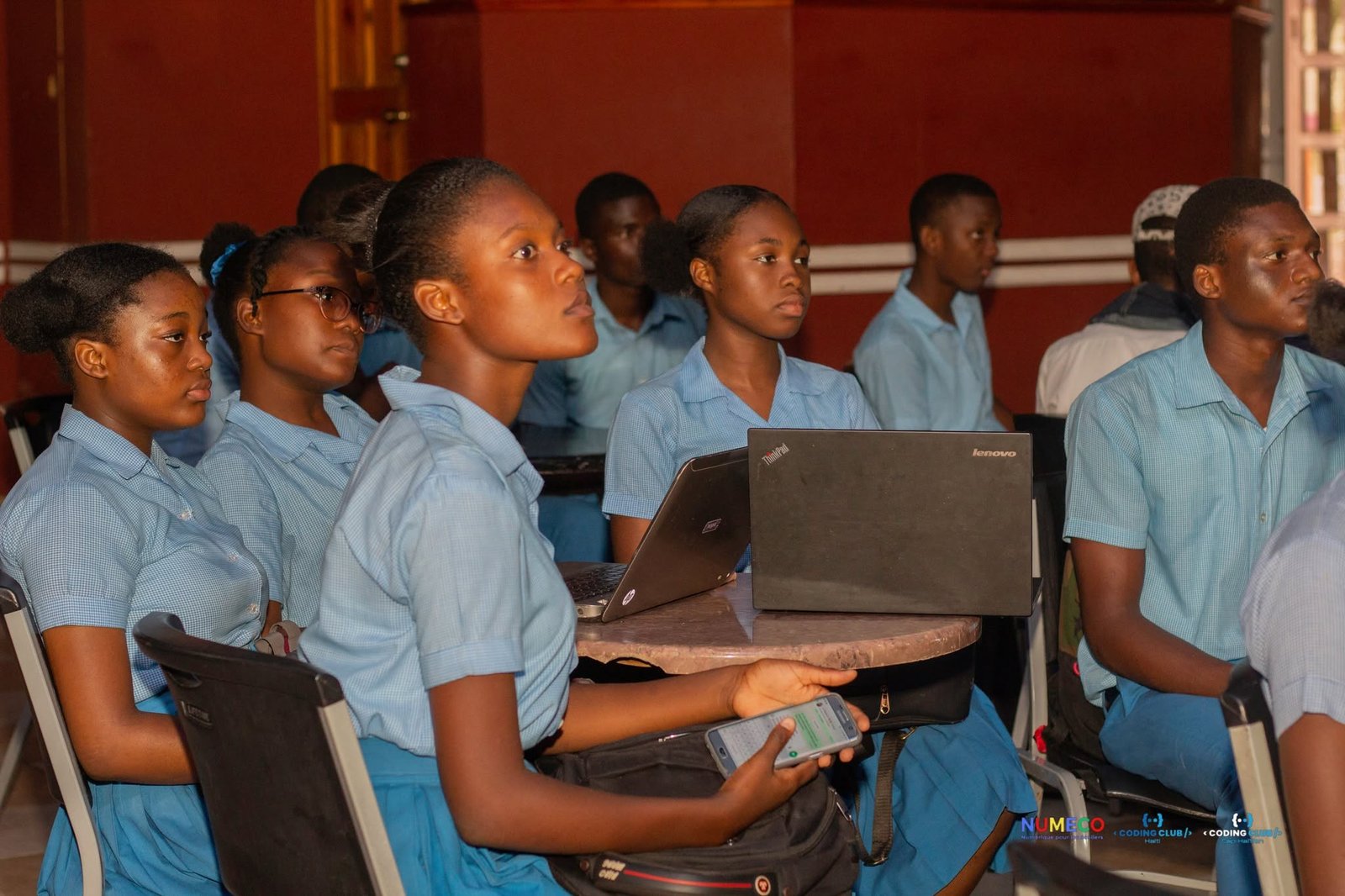 Élèves en uniforme scolaire suivant une initiation numérique