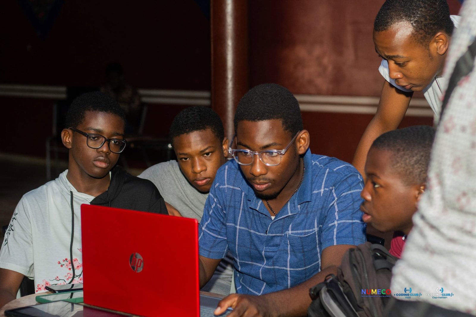 Groupe d’élèves concentrés autour d’un ordinateur portable