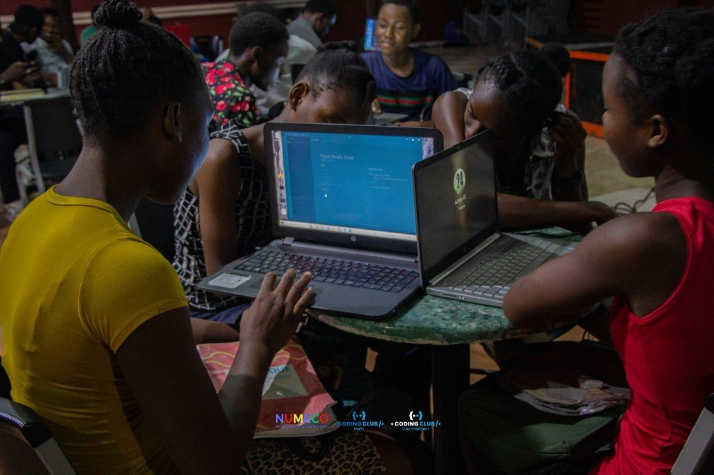 Jeunes filles autour d’ordinateurs lors d’un atelier NUMECO