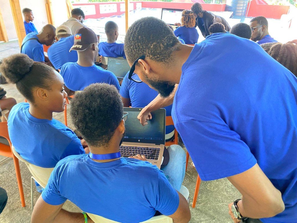 Encadrement lors d’un atelier de programmation aux Cayes