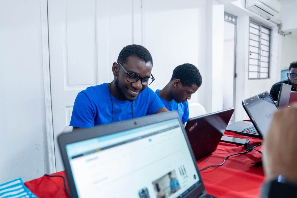 Membre en train de coder lors d’un atelier