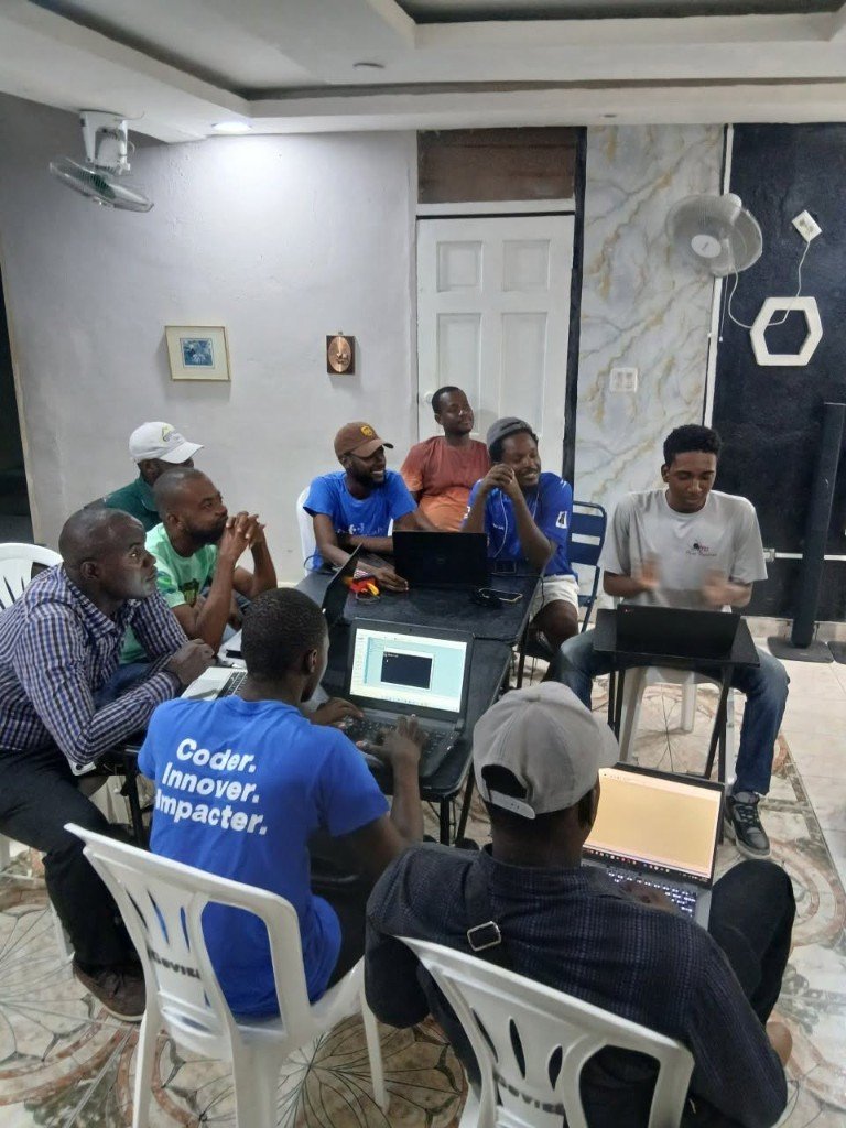 Atelier autour d’une table, t-shirt Coder Innover Impacter