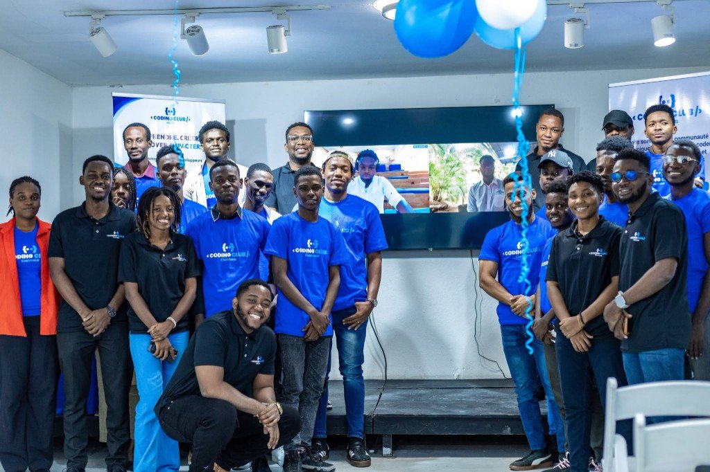 Membres de Coding Club Haïti réunis dans un club